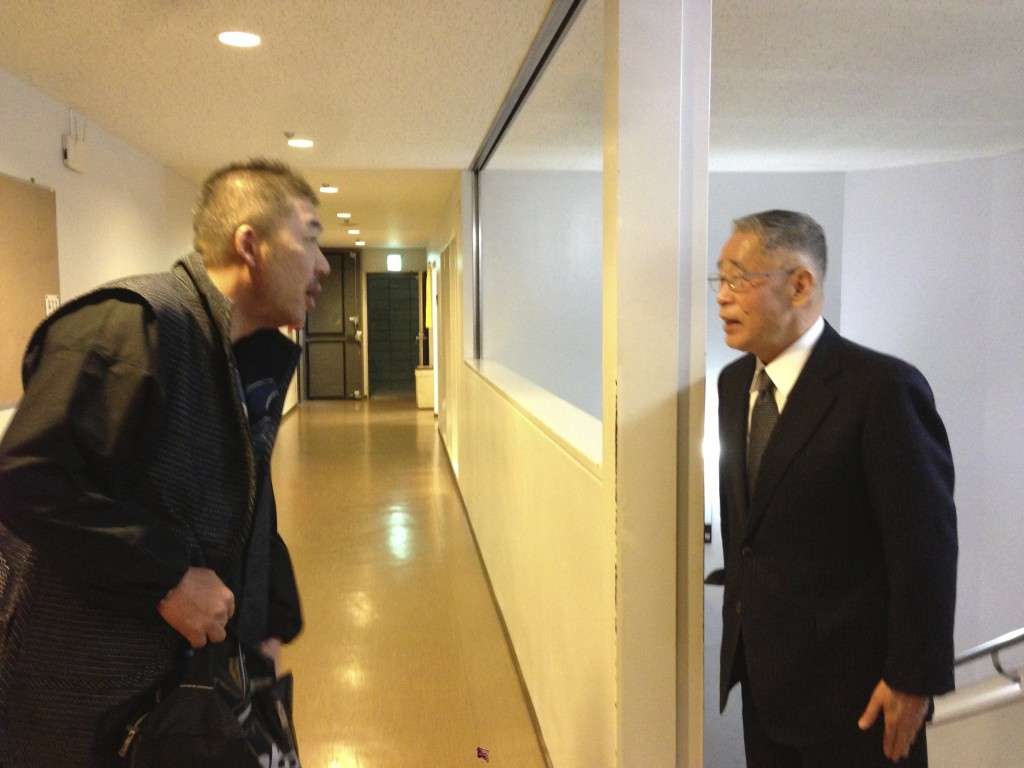 講演前の中村文昭さんと鍵山秀三郎さんのご挨拶風景
